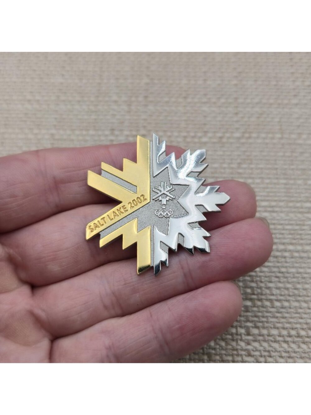 Salt Lake 2002 Winter Olympics Two Tone Gold Silver Snowflake Lapel Pin A8742